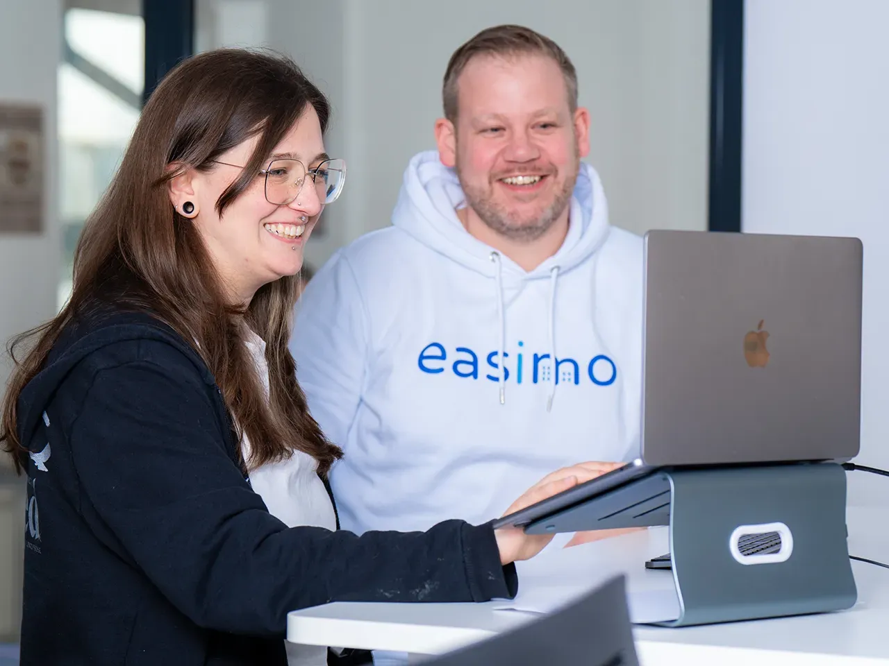 Onboarding bei easimo: Zwei Mitarbeitende arbeiten gemeinsam am Computer für einen strukturierten Start mit der Immobilienverwaltungssoftware.