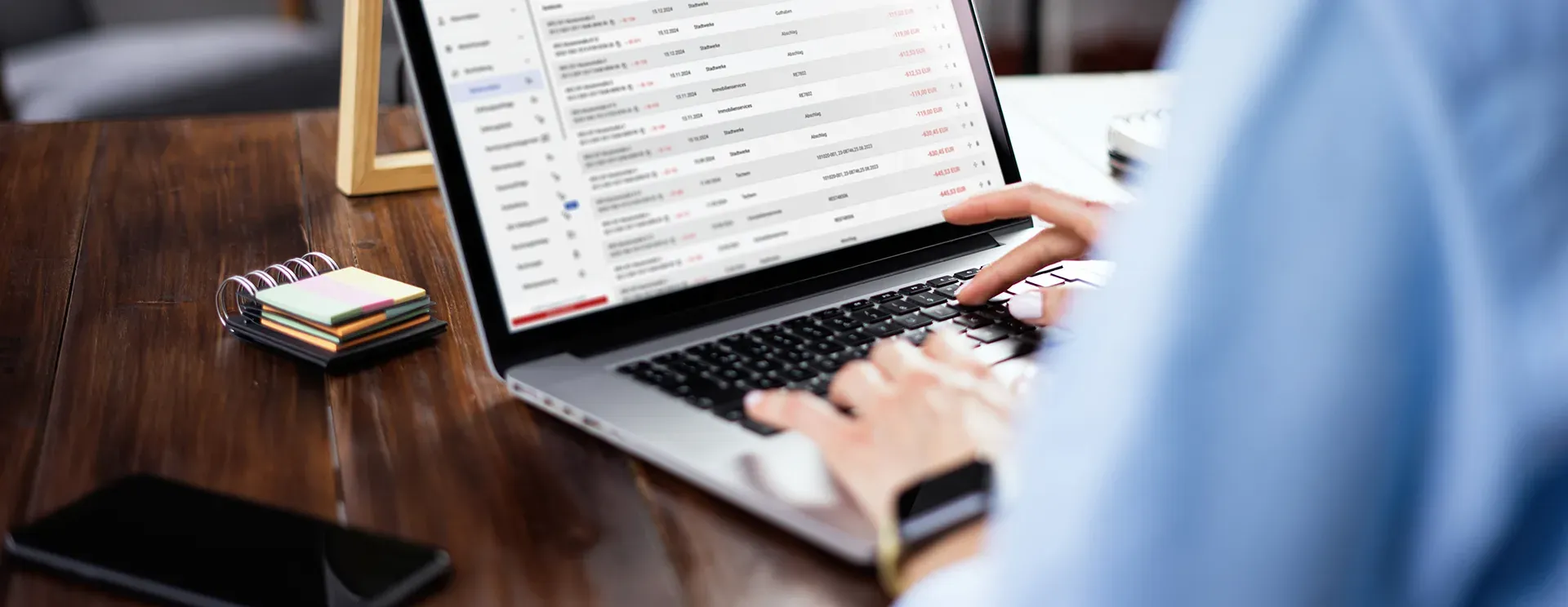 Person benutzt die easimo-Verwaltungssoftware an einem Laptop.